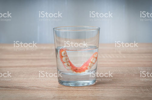 Est-il conseillé d'enlever mes prothèses dentaires durant la nuit? - Francis Migneault d.d.